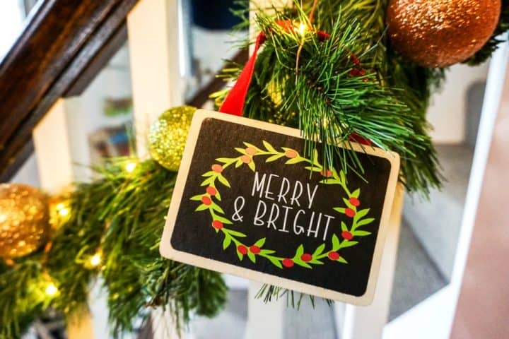 how to make DIY chalkboard Christmas wood signs with garland