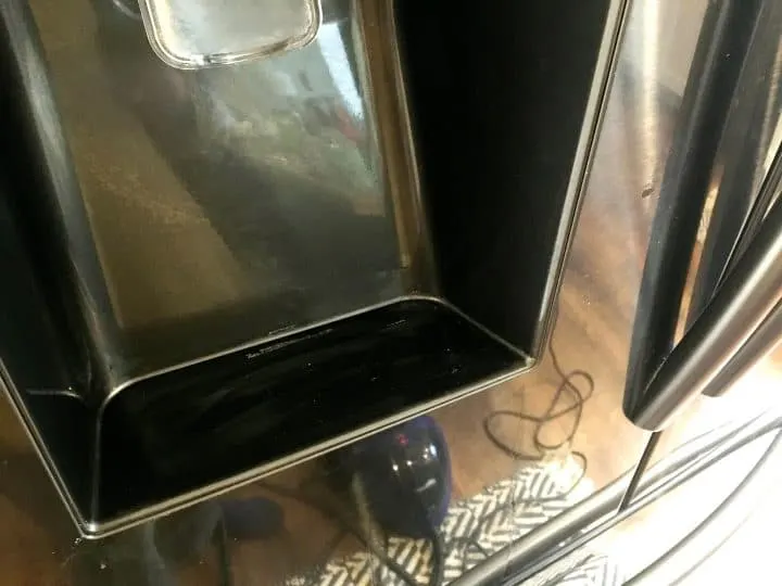 how to clean ice maker on fridge